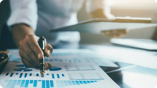 Profissional formado no curso de bacharelado em administração analisando um relatório.