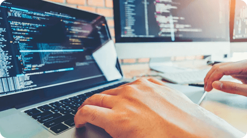 Profissional de Tecnologia em Análises e Desenvolvimento de Sistemas trabalhando.