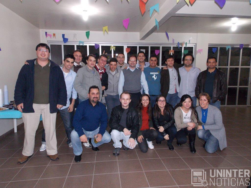 Alunos do Centro Universitário UNINTER comemoram fim do semestre
