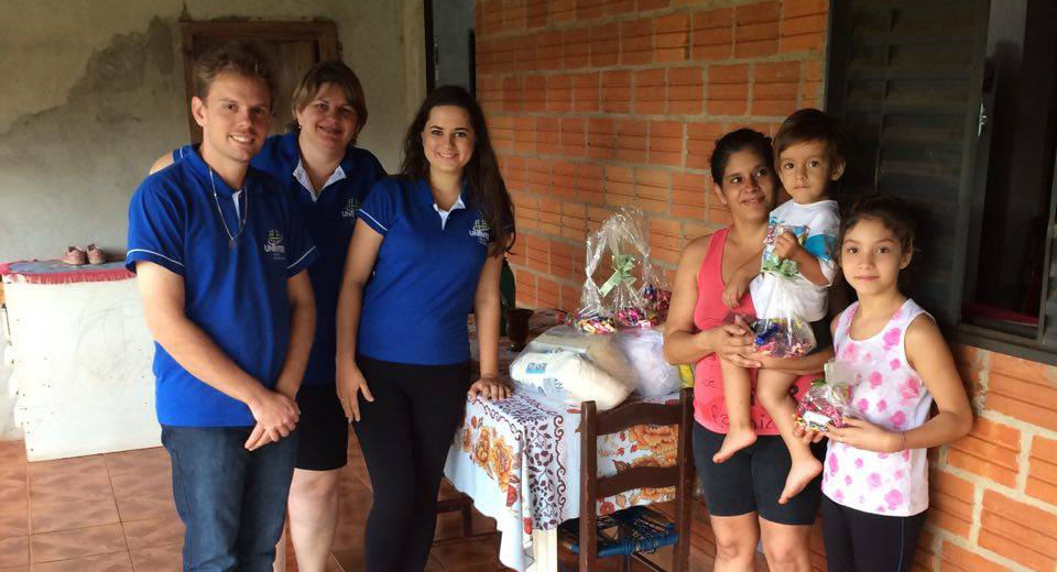 Voluntários da UNINTER e família de Capanema