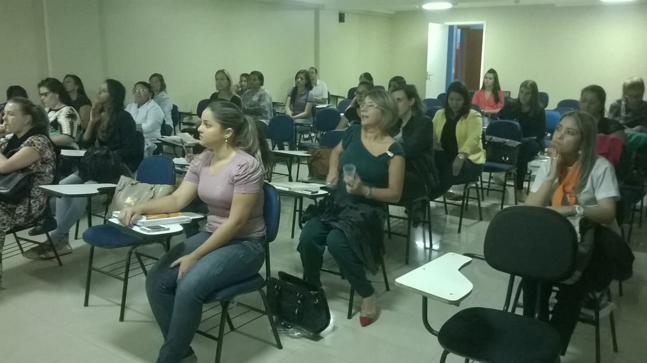 Alunos do polo assistindo ao Aulão de Matemática Financeira