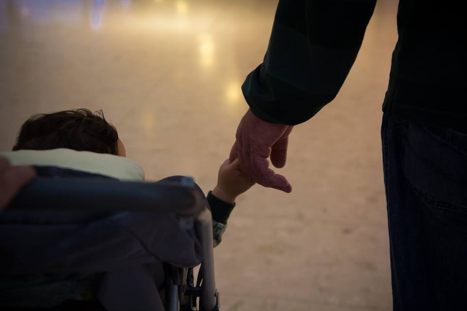 Criança dando as mãos à adulto