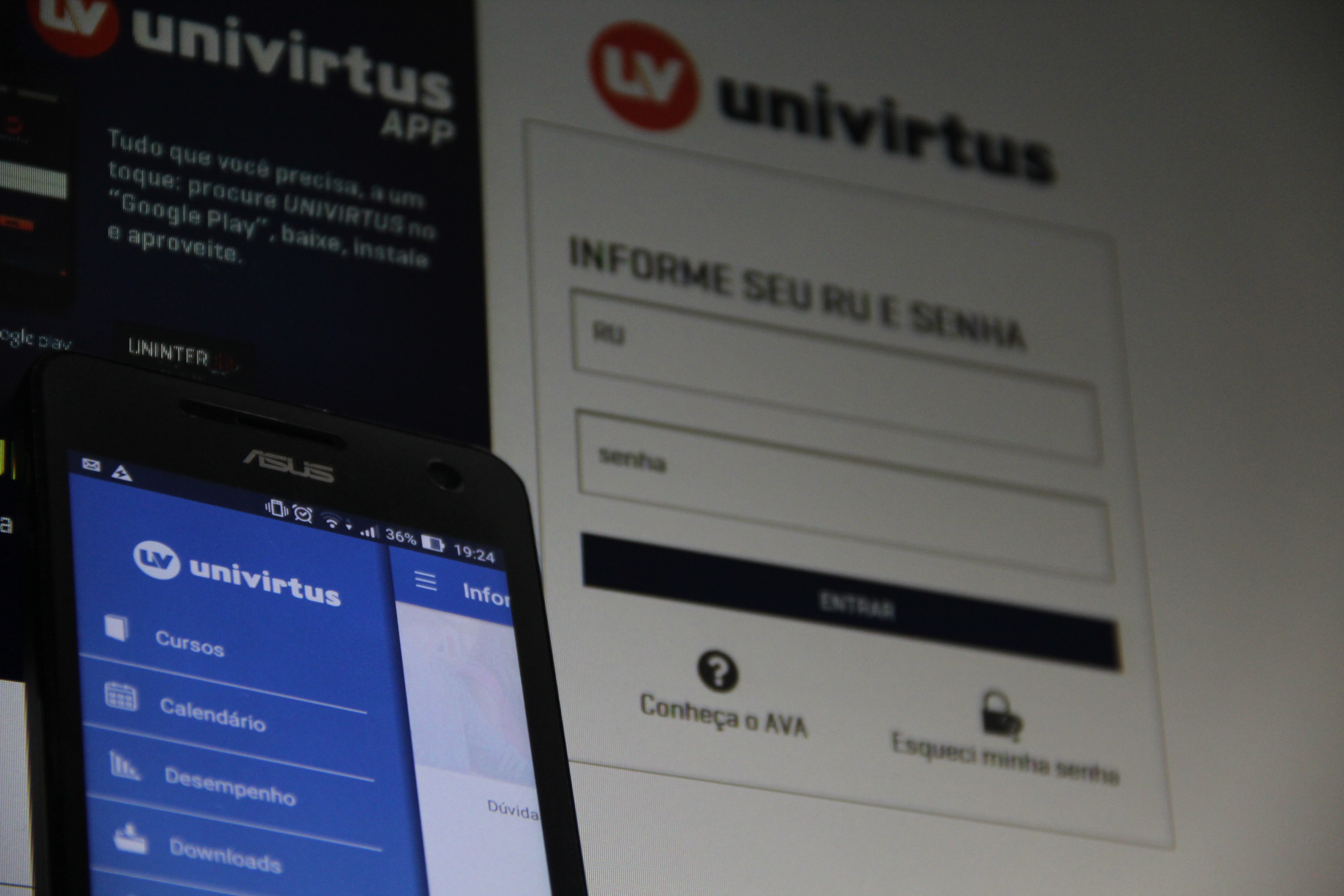 Celular com o aplicativo aberto e monitor com o antigo AVA