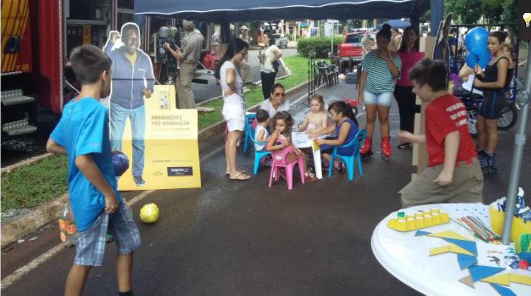 Crianças brincam com os ecobrinquedos feitos pelas futuras pedagogas.