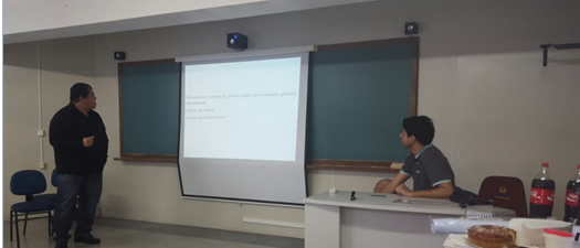 Fernando Moraes, cientista político, apresentando os temas tratados no encontro