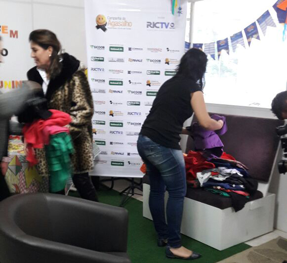 Polo de Itajaí recebe as primeiras doações da Campanha Livros que Aquecem