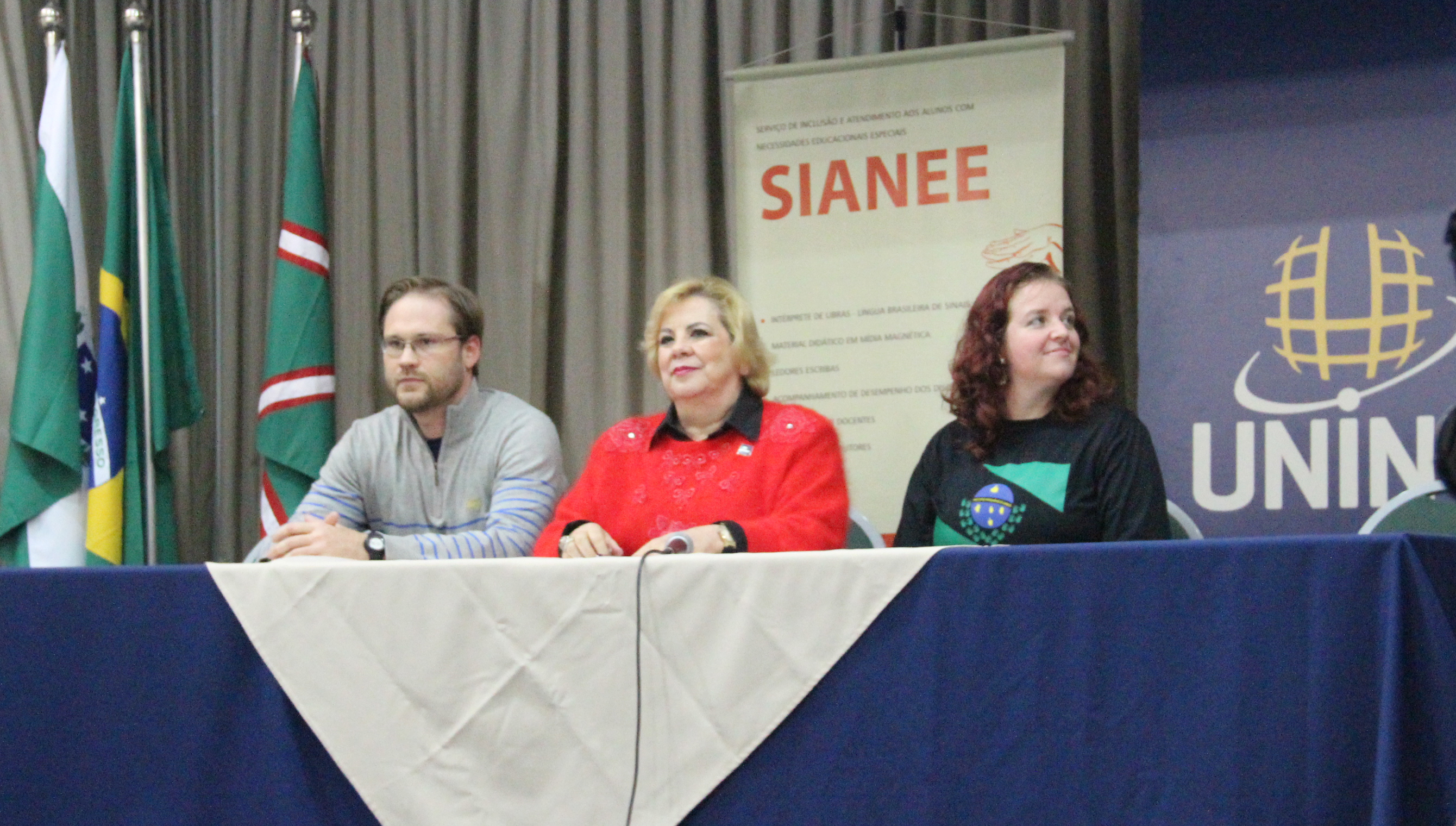 Organizadores do evento e professora Leomar