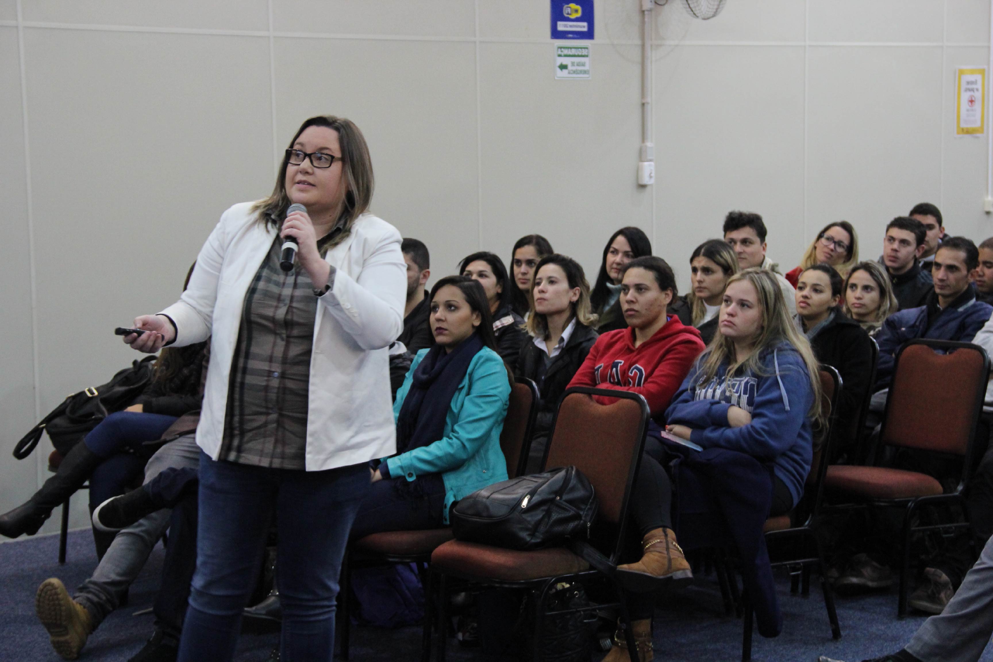 Palestra destaca presença feminina no mercado de trabalho