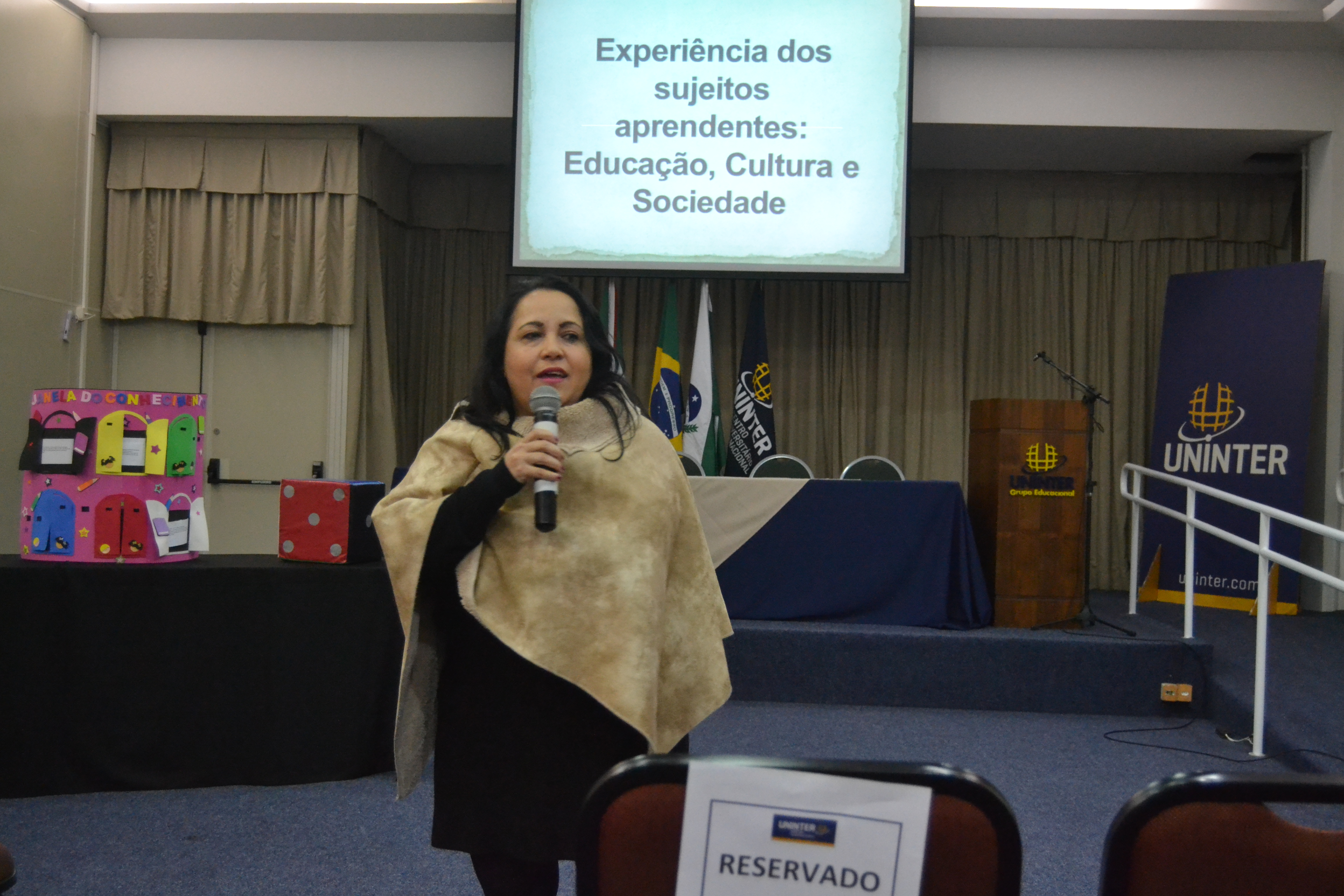 Dinamara Machado, diretora da Escola de Educação na abertura do workshop