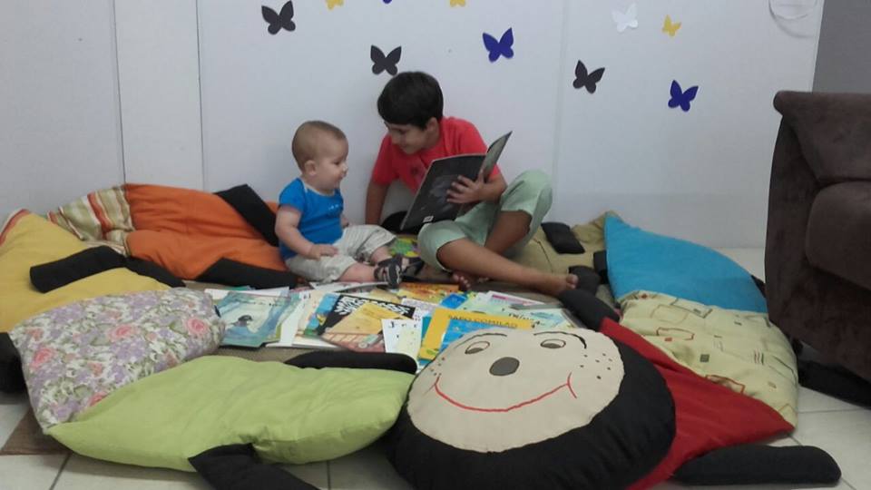 Crianças utilizando o espaço para contação de histórias