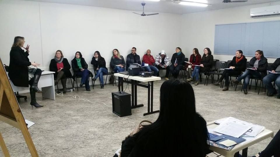 Vania e participantes da palestra