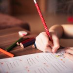 Tarefa de casa: cinco dicas para ajudar seus filhos com os deveres escolares