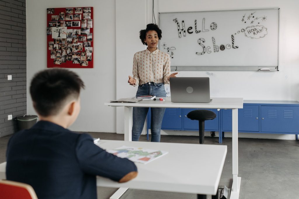 Livisa Cursos Ensino e Integrais - Feliz dia do Professor, feliz dia para  aquele que aprende o que ensina diariamente, dedicando sua vida a formação  do nosso futuro