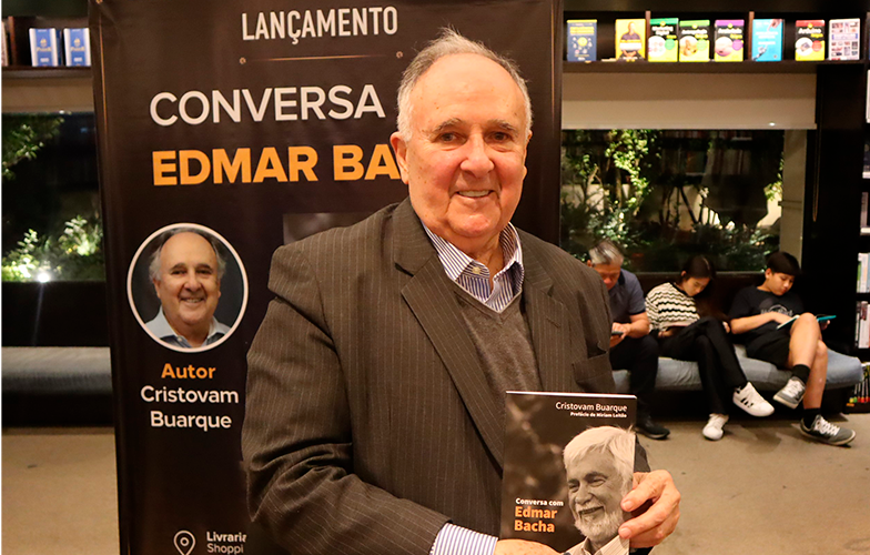 Cristovam Buarque chega a Curitiba para lançar novo livro | UNINTER NOTÍCIAS