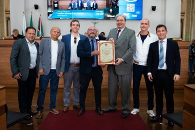 Câmara de Curitiba homenageia Uninter pelos seus 30 anos