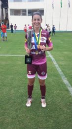 Marina driblou preconceitos para brilhar no futebol feminino